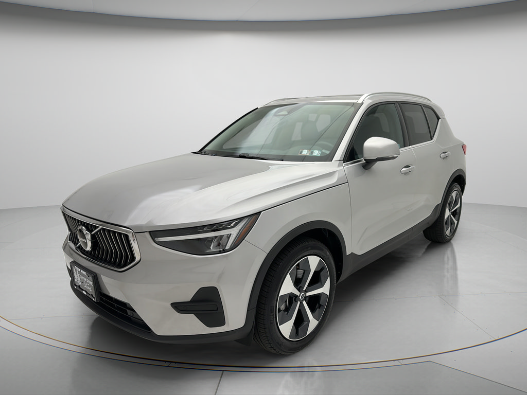 Used 2024 Volvo XC40 B5 Core AWD/4WD image 3