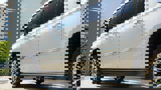 Used 2019 Cadillac Escalade ESV Premium Luxury image 16