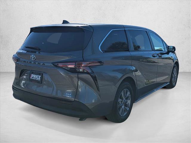 Used 2022 Toyota Sienna XLE image 5