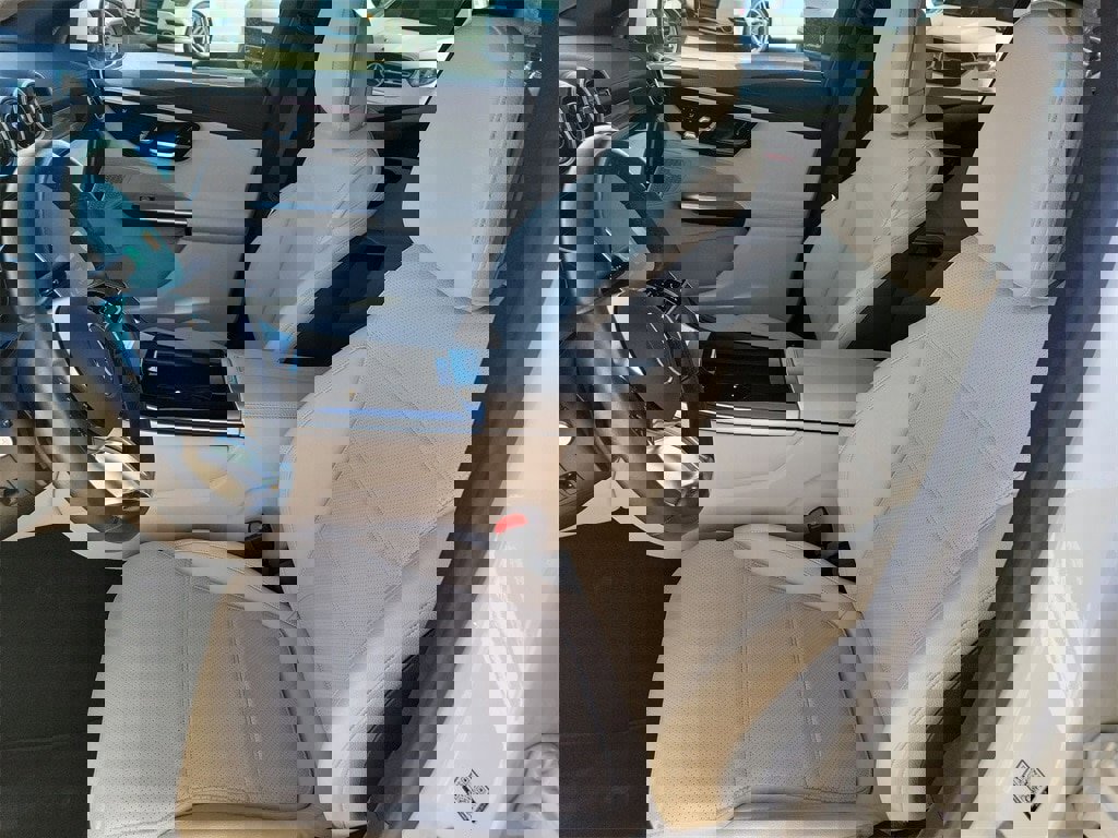 Used 2025 Mercedes-Benz GLC 300 4MATIC image 16