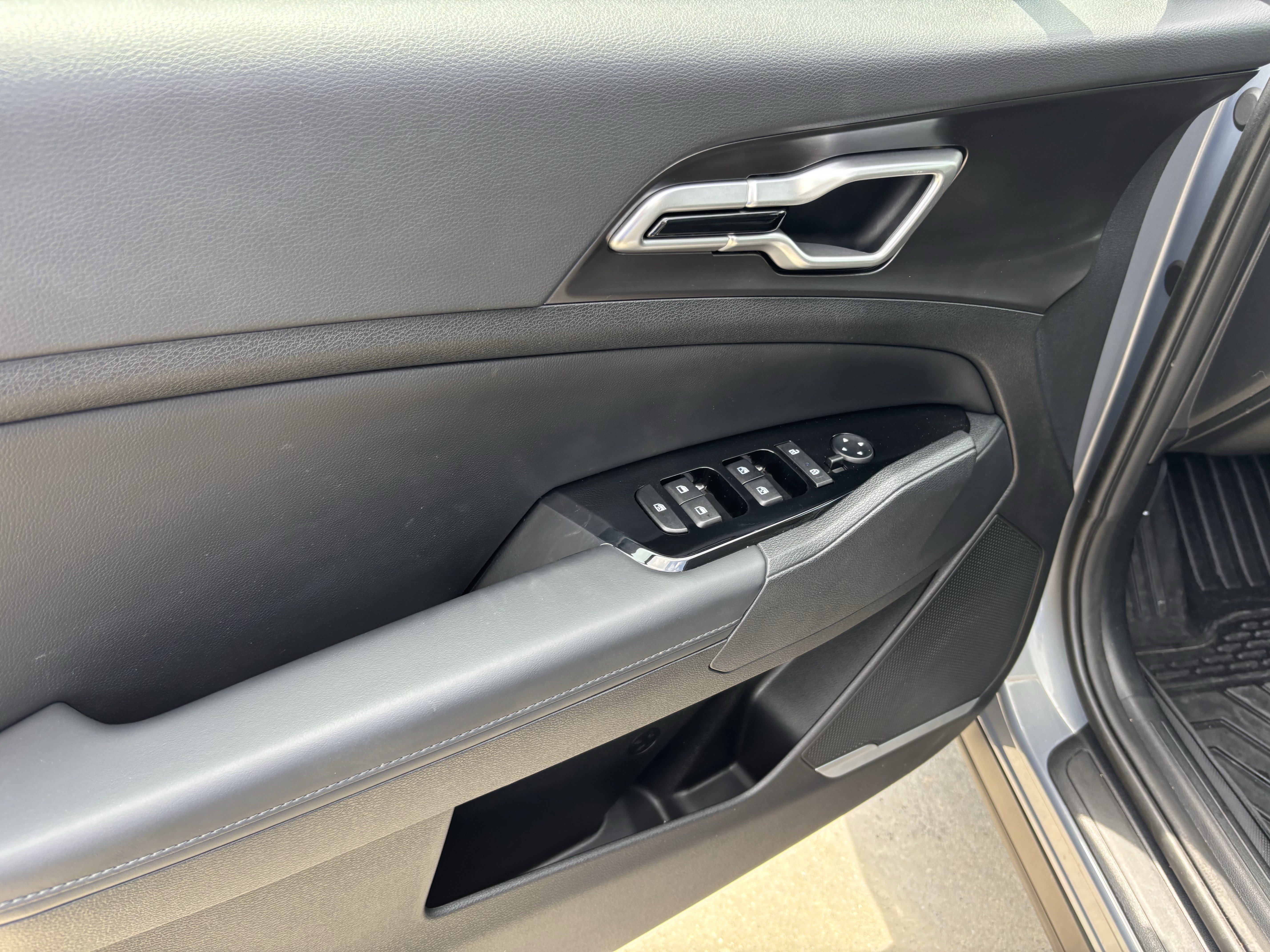 Used 2025 Kia Sportage EX FWD image 14