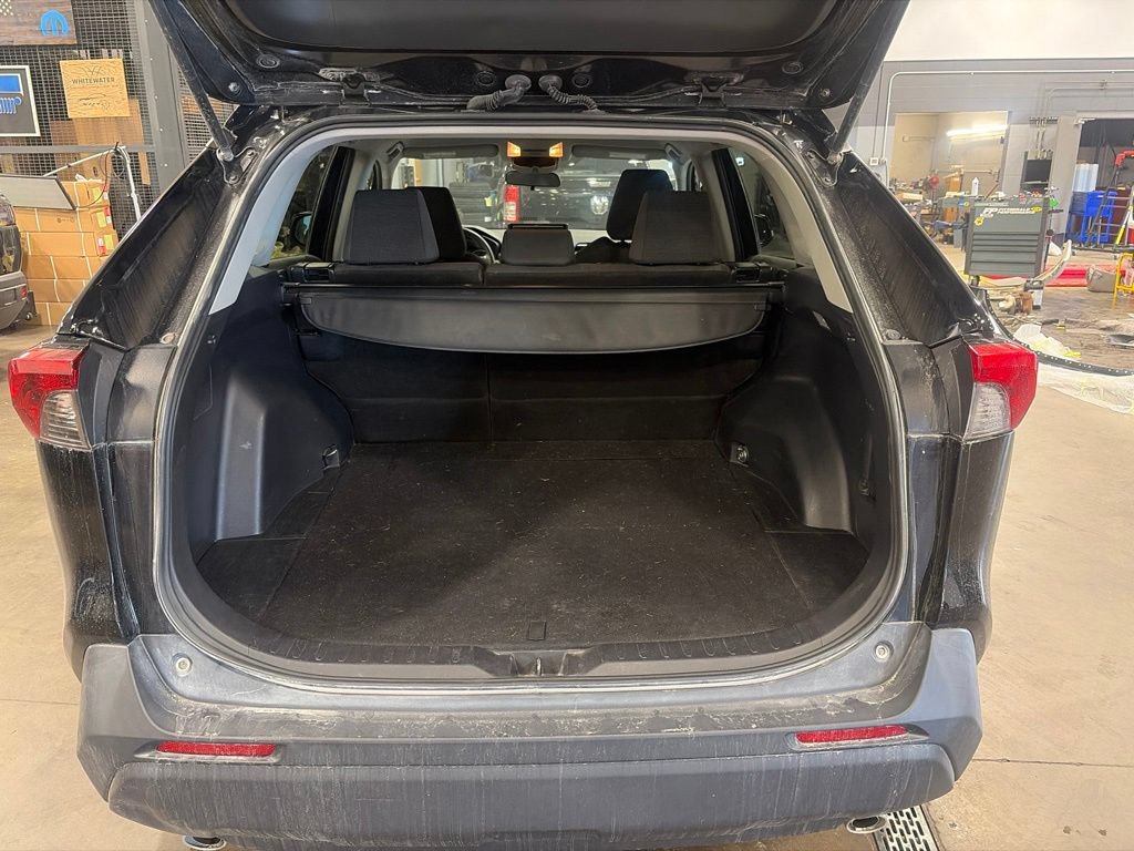 Used 2019 Toyota RAV4 LE AWD/4WD image 9