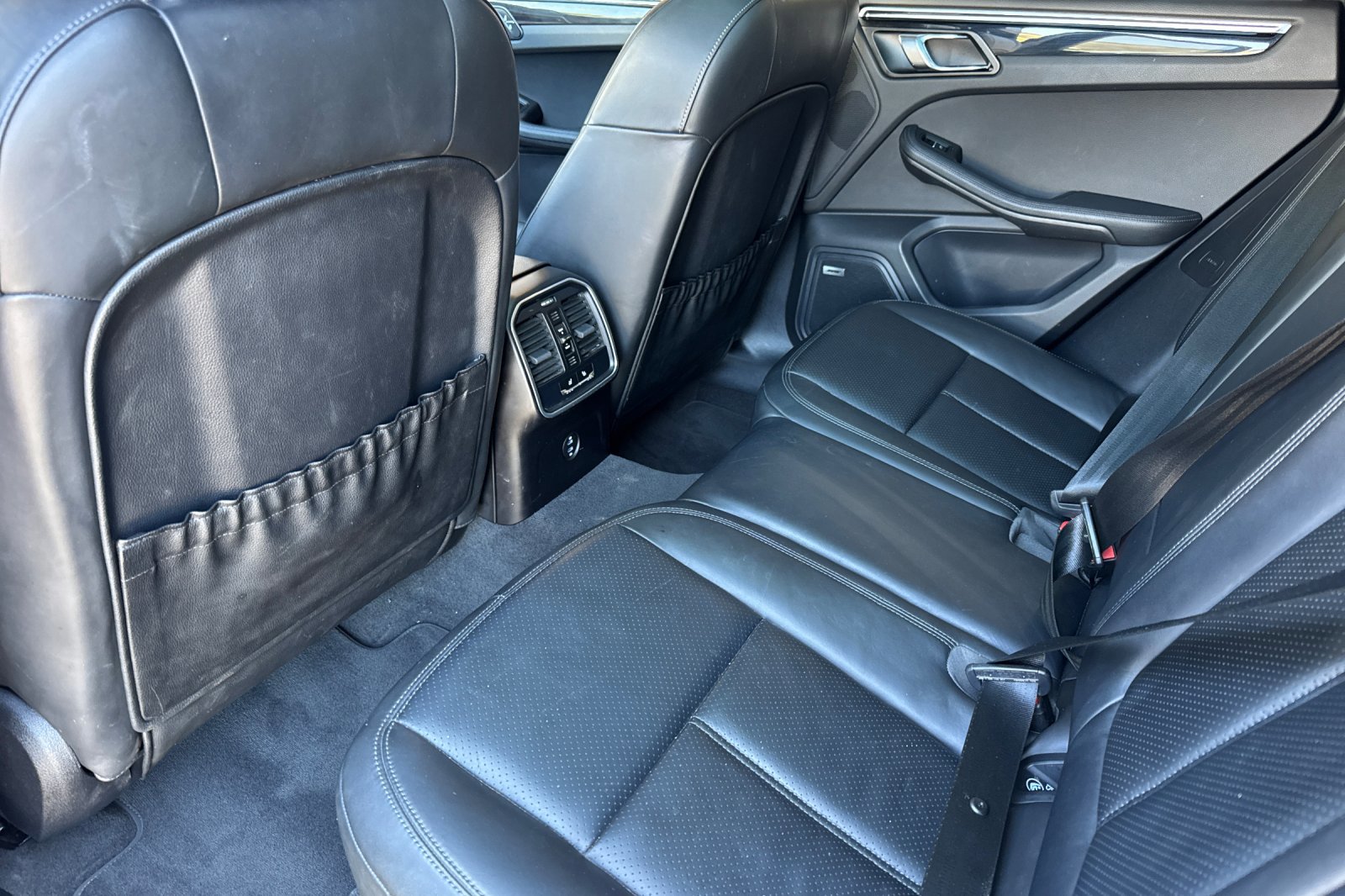 Used 2022 Porsche Macan AWD/4WD image 28