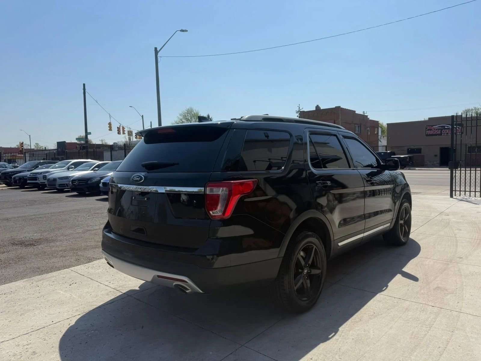 Used 2016 Ford Explorer XLT w/ Equipment Group 202A AWD/4WD image 6