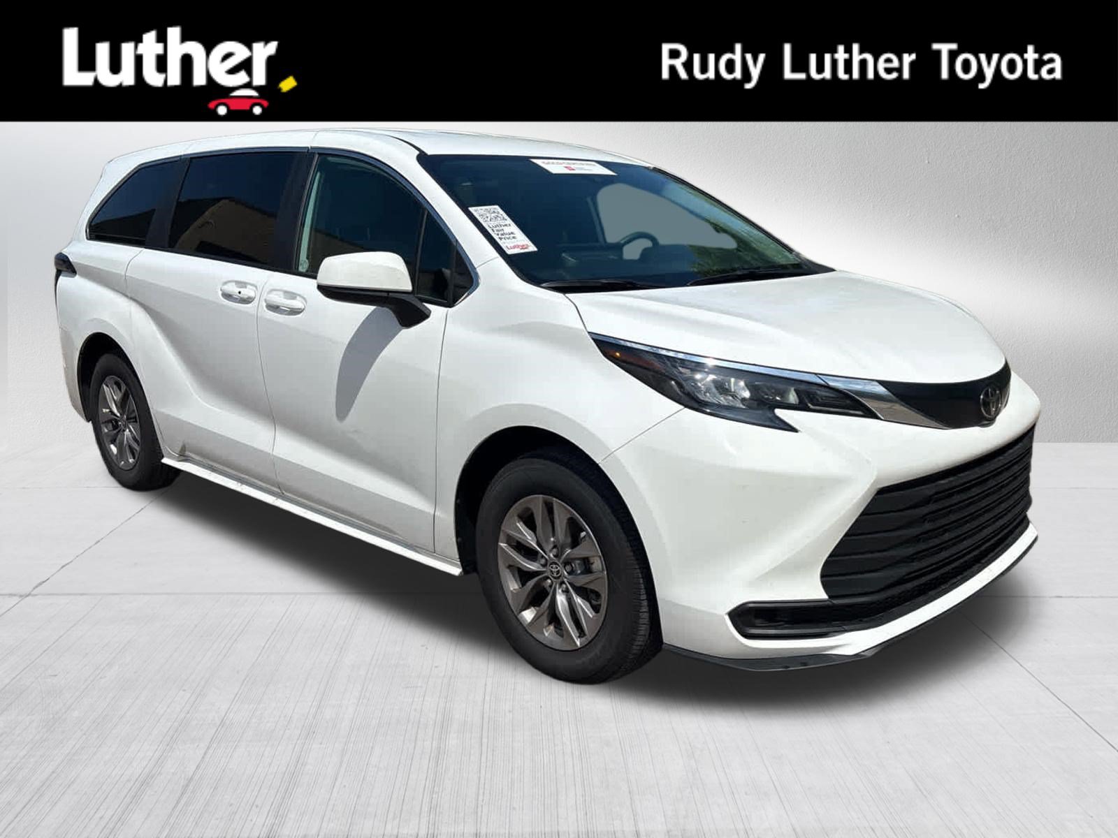 Used 2026 Toyota Sienna LE FWD image 1