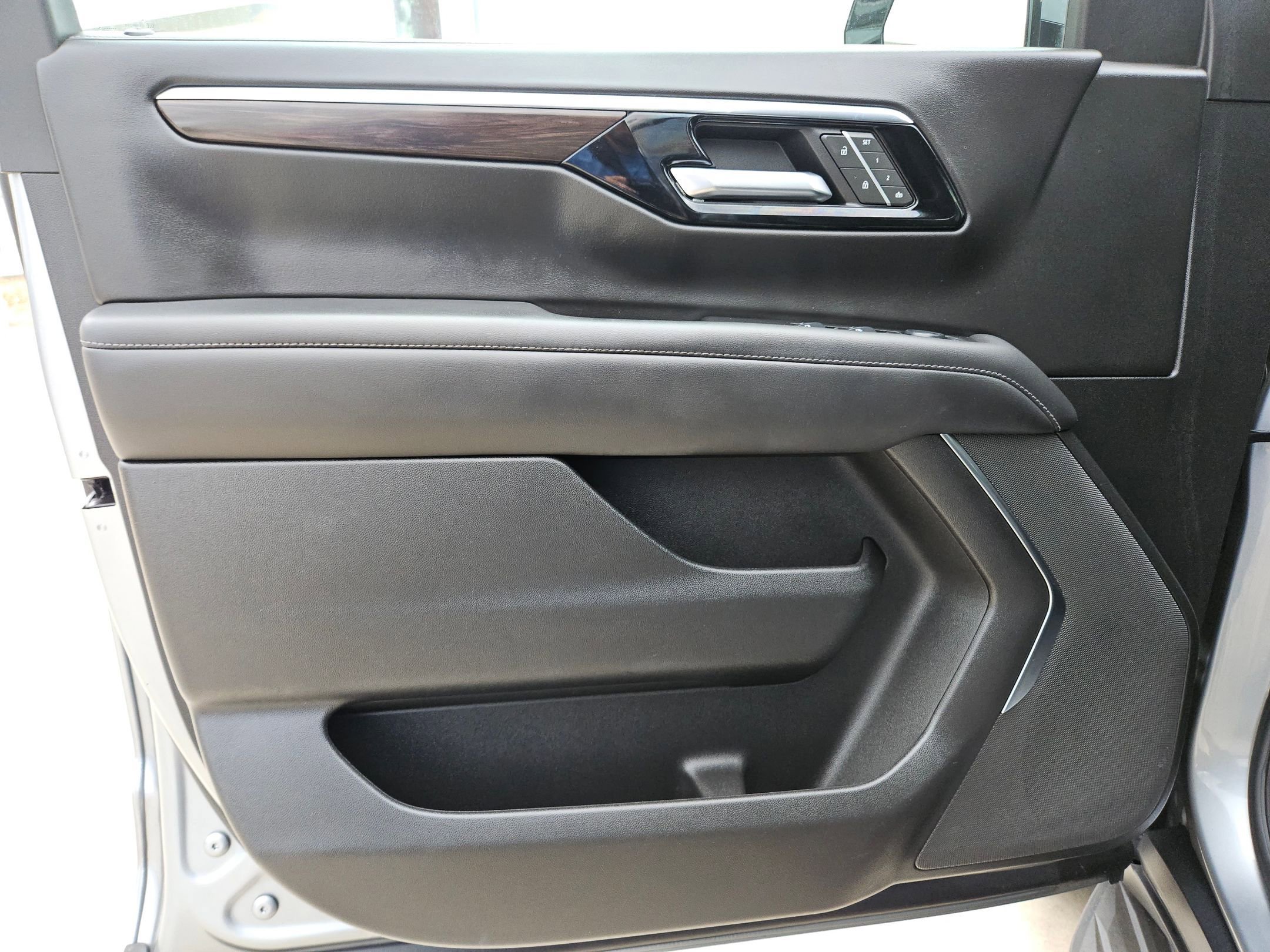 Certified 2025 Chevrolet Suburban LT AWD/4WD image 11