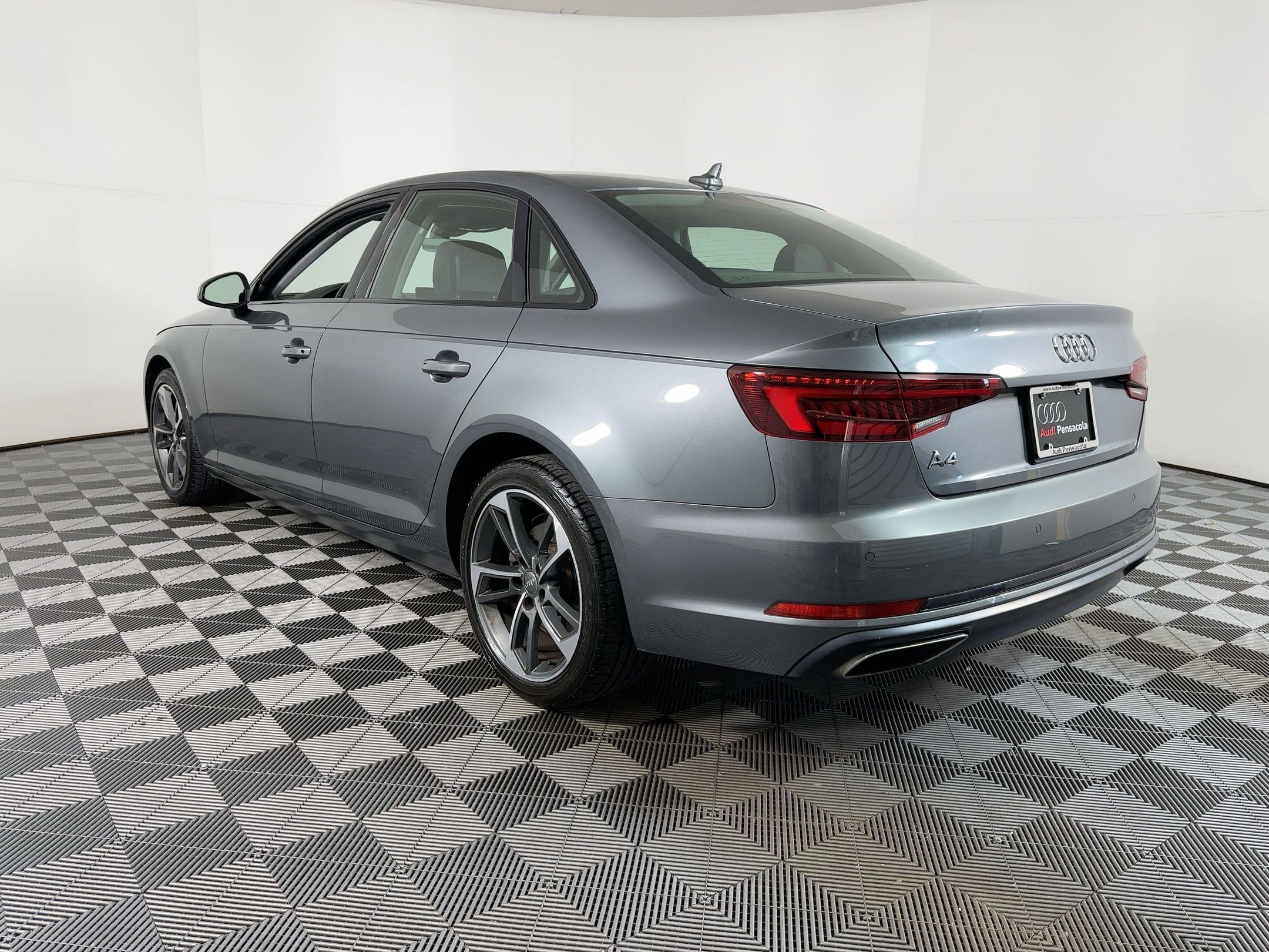 Used 2019 Audi A4 2.0T Premium image 2