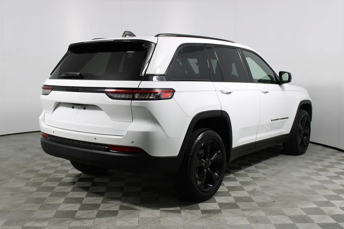 Used 2022 Jeep Grand Cherokee Altitude RWD image 6
