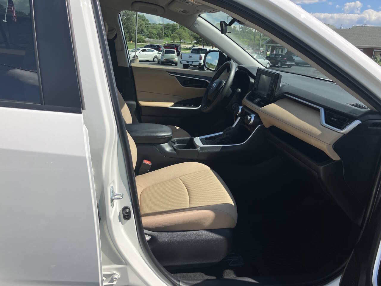 Used 2021 Toyota RAV4 LE FWD image 24