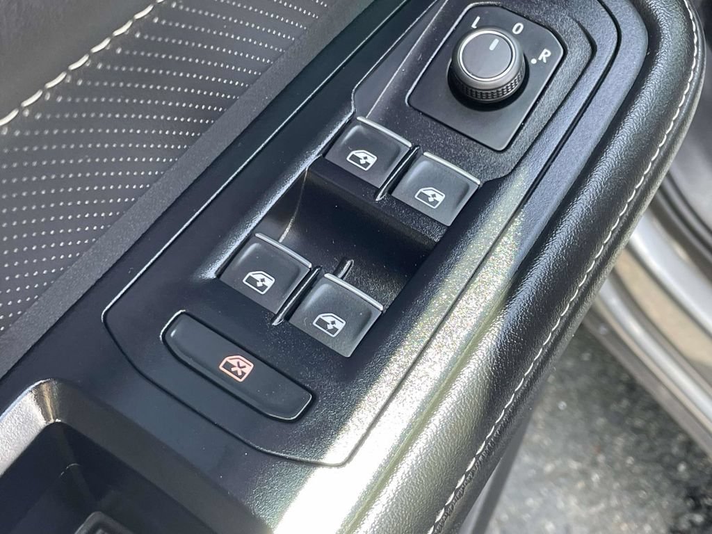 Used 2025 Volkswagen Atlas SE FWD image 26