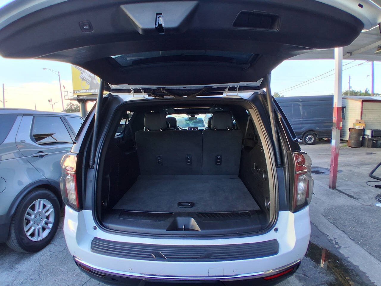 Used 2021 Chevrolet Suburban LT w/ LT Signature Package RWD image 9