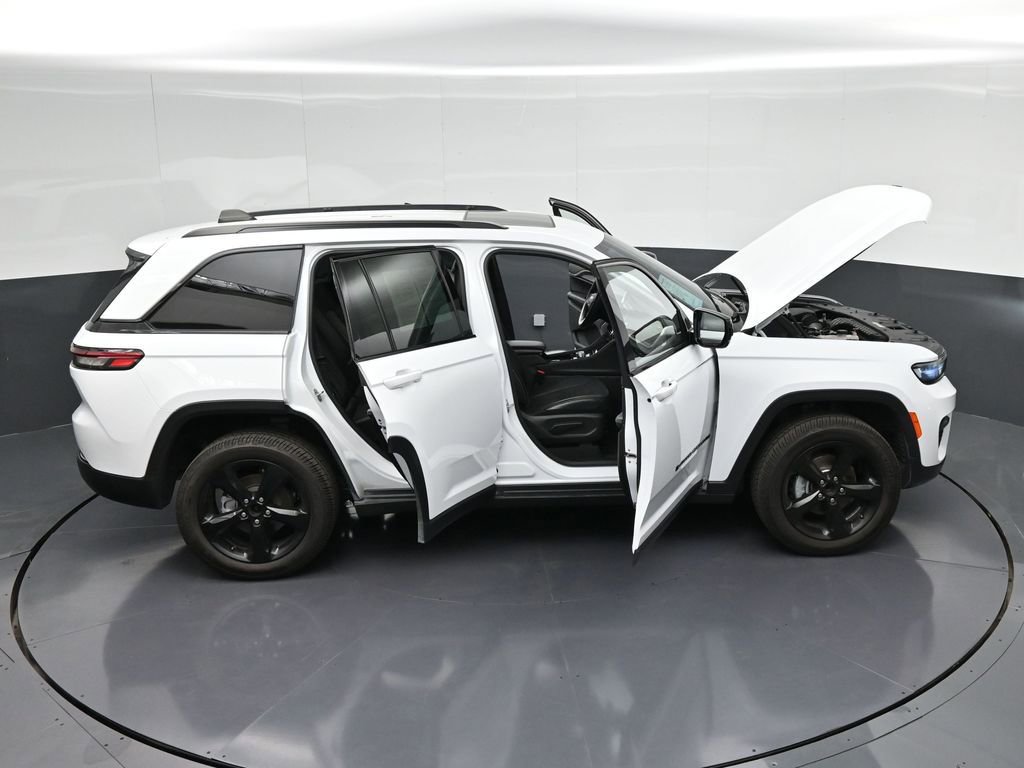 Used 2022 Jeep Grand Cherokee Altitude RWD image 50