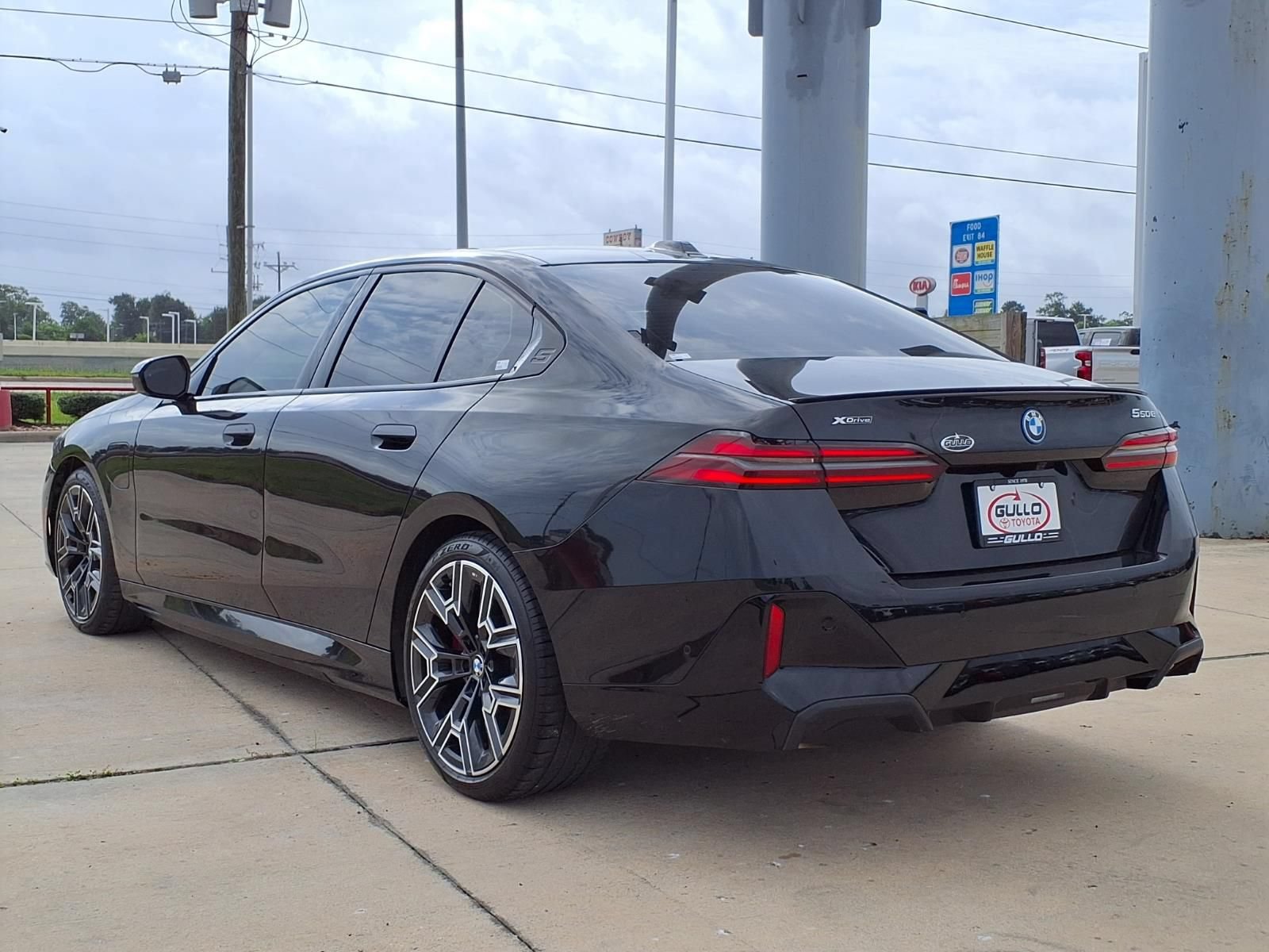 Used 2026 BMW 550e xDrive w/ Executive Package AWD/4WD image 2