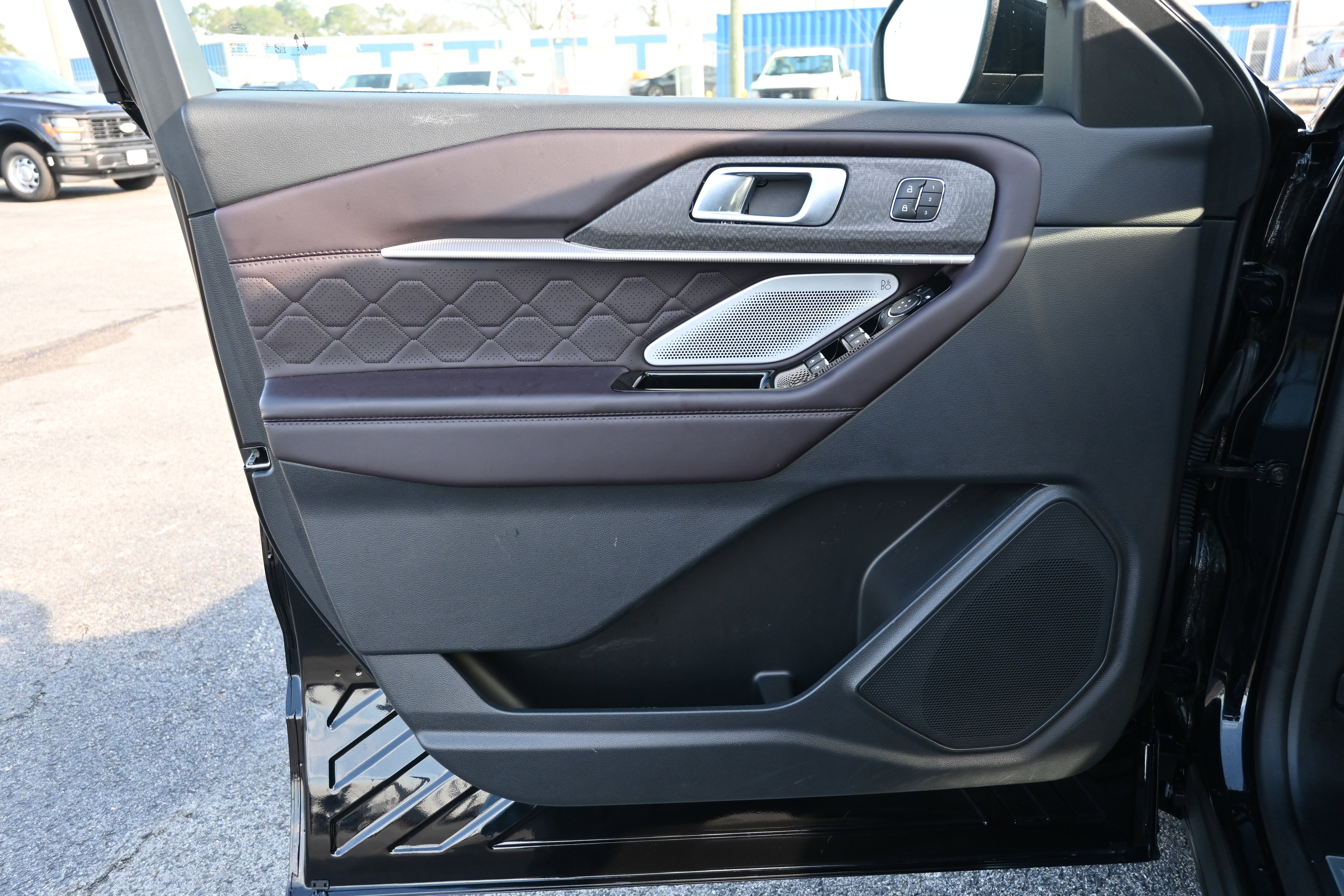 Used 2025 Ford Explorer Platinum w/ LUX Leather Package image 12