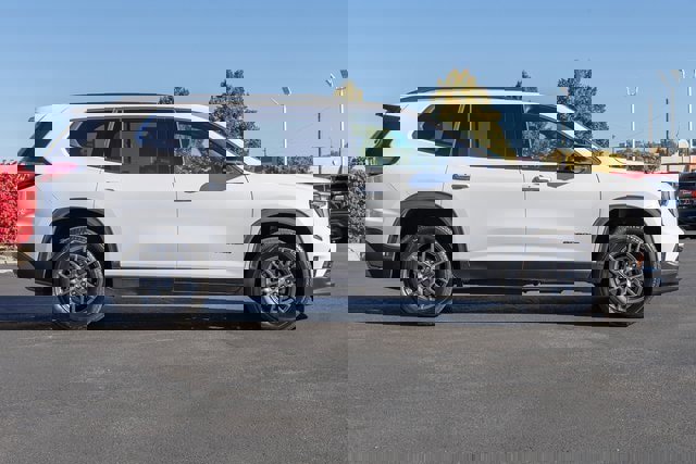 Used 2025 GMC Acadia Elevation image 5