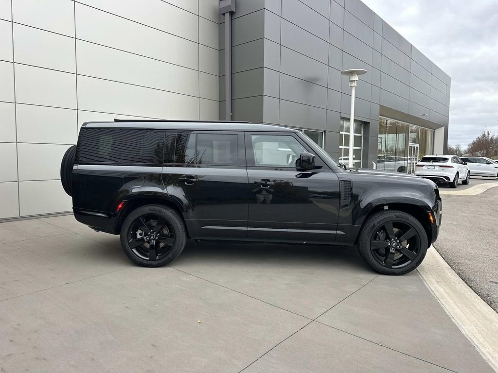 New 2025 Land Rover Defender 130 X-Dynamic SE image 4