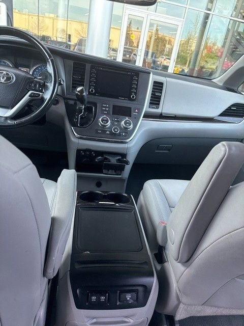 Used 2019 Toyota Sienna XLE image 11