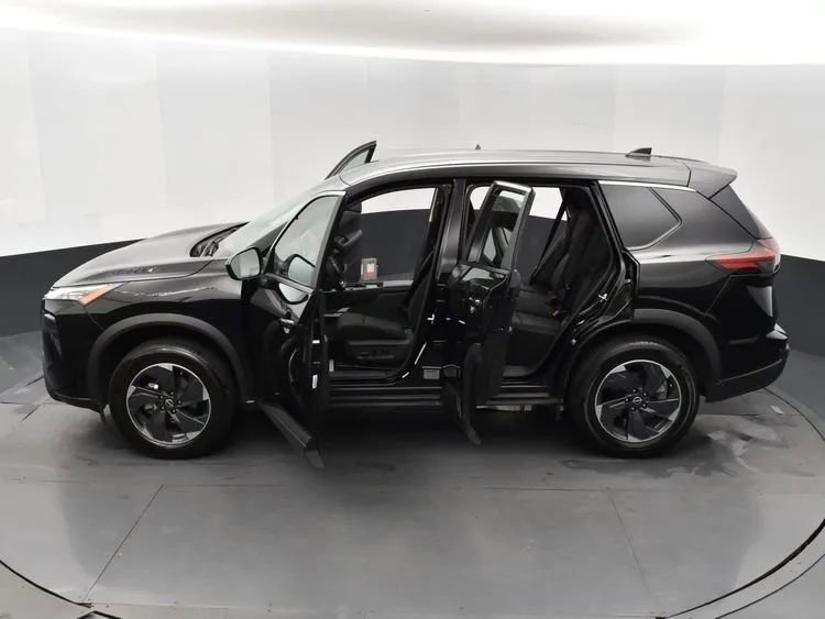 Used 2024 Nissan Rogue SV image 7