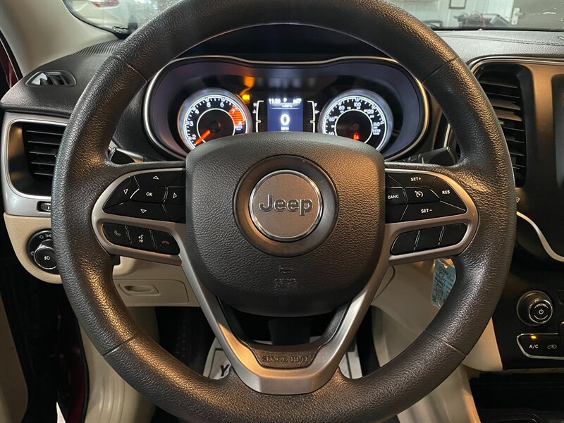 Used 2019 Jeep Cherokee Latitude w/ Popular Appearance Group FWD image 9