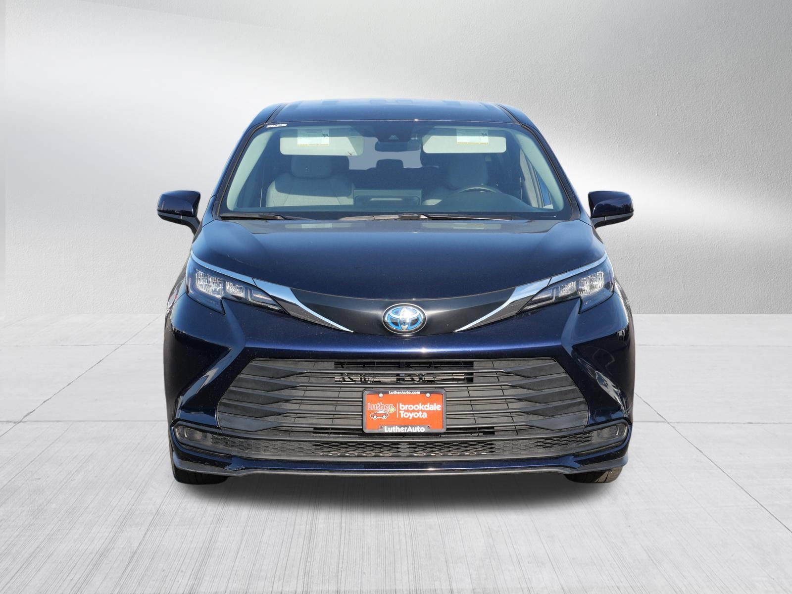 Used 2025 Toyota Sienna LE AWD/4WD image 2