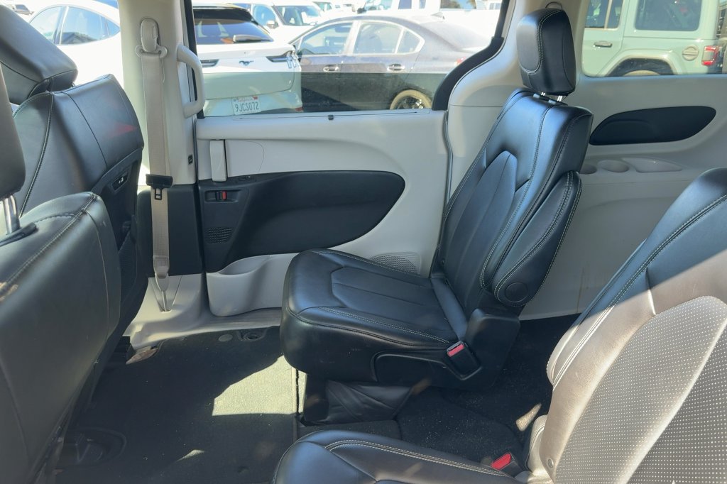 Used 2024 Chrysler Pacifica Touring-L FWD image 12