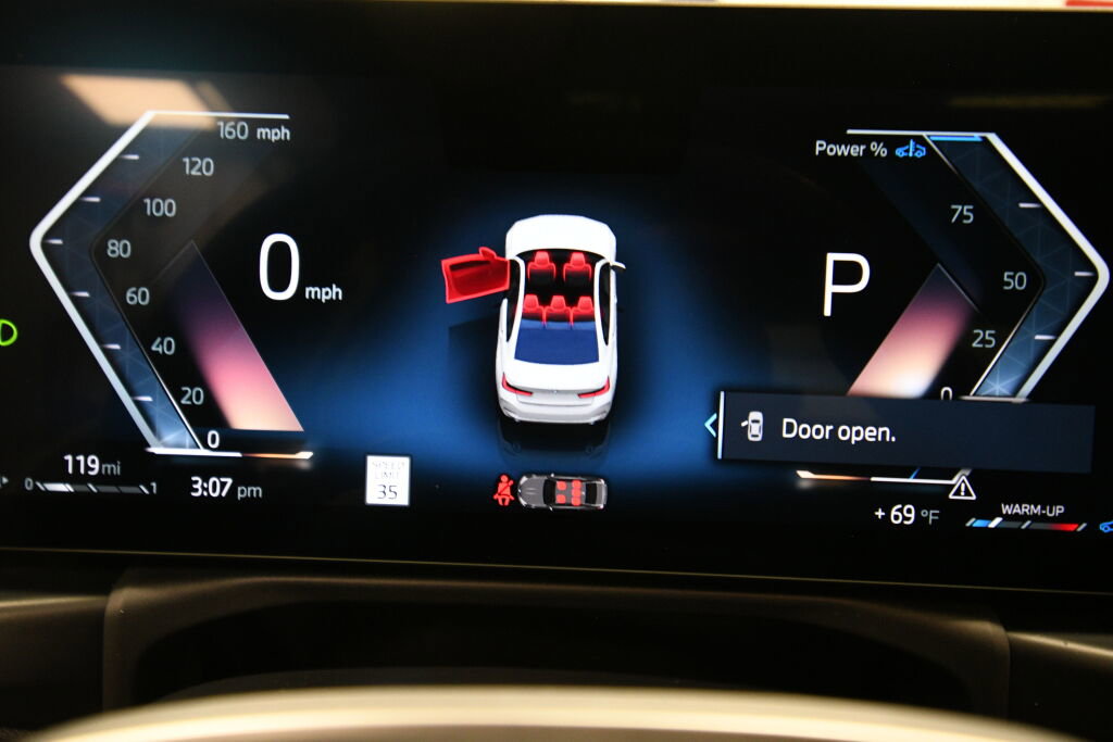 Used 2025 BMW 330i xDrive Sedan w/ Premium Package image 14