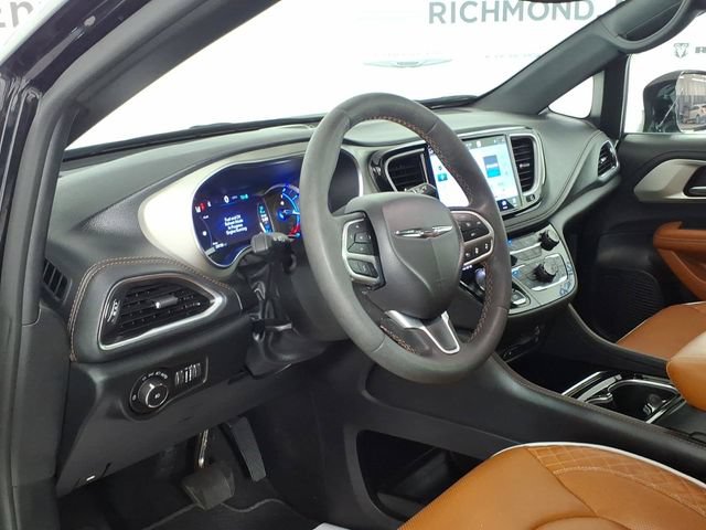 Used 2024 Chrysler Pacifica Pinnacle FWD image 12