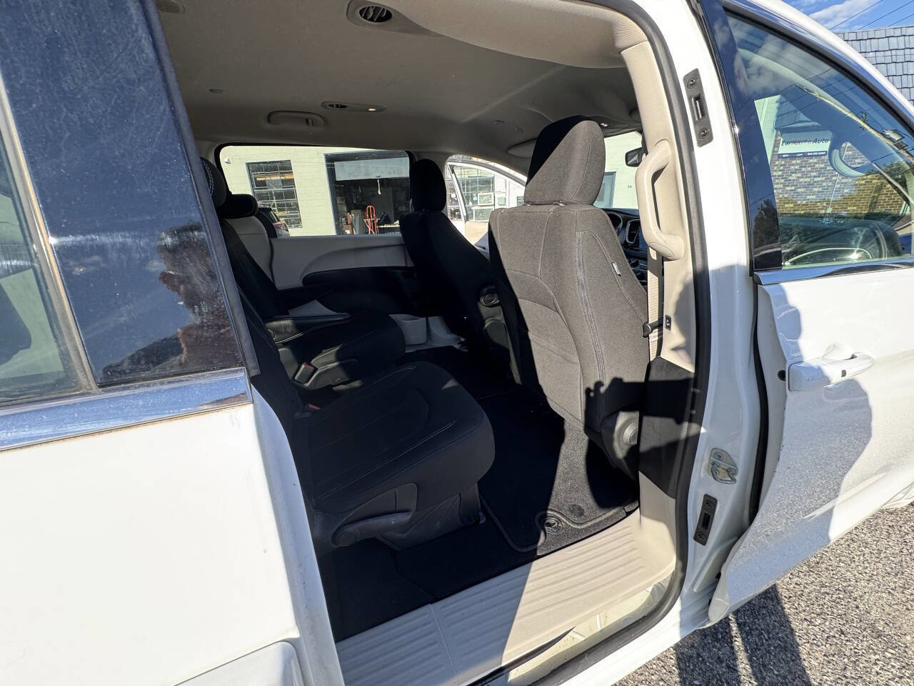 Used 2022 Chrysler Voyager LX image 52