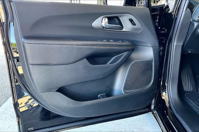 New 2027 Chrysler Pacifica Select FWD image 14