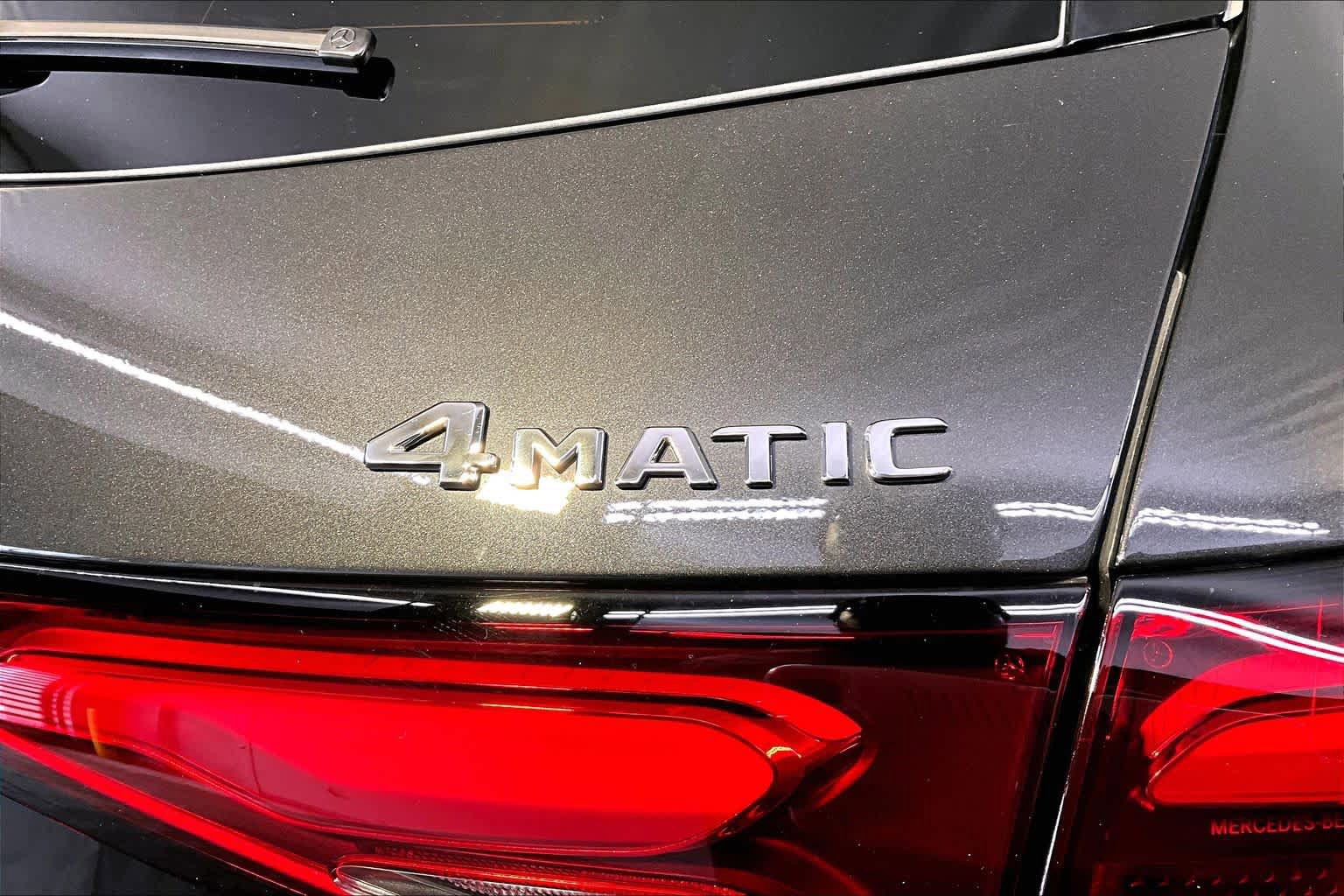 Used 2025 Mercedes-Benz GLC 300 4MATIC image 11
