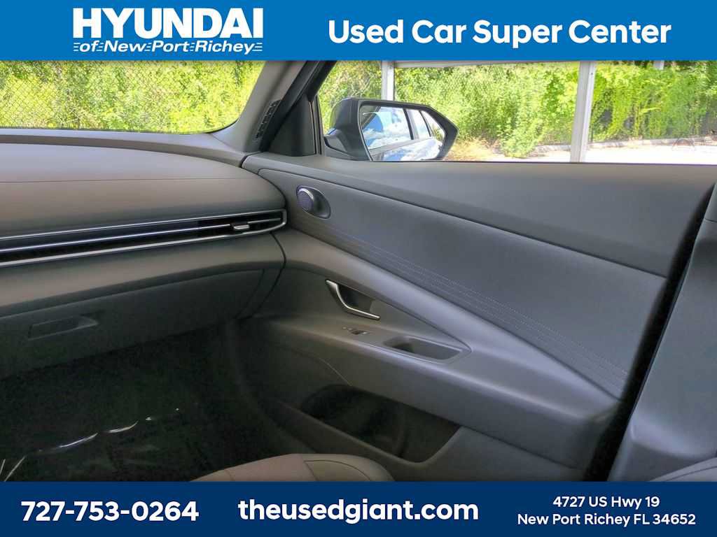 Used 2025 Hyundai Elantra SE FWD image 17
