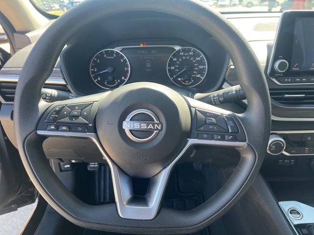 Used 2025 Nissan Altima 2.5 SV FWD image 12
