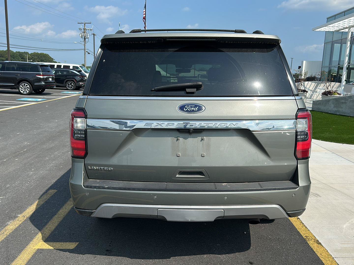 Used 2019 Ford Expedition Limited w/ Equipment Group 302A AWD/4WD image 6