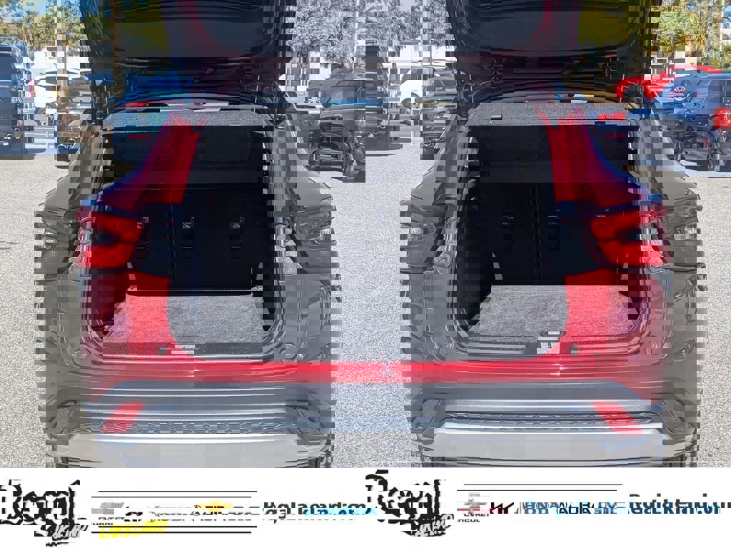 Used 2025 Chevrolet Trax LT w/ LT Convenience Package image 8