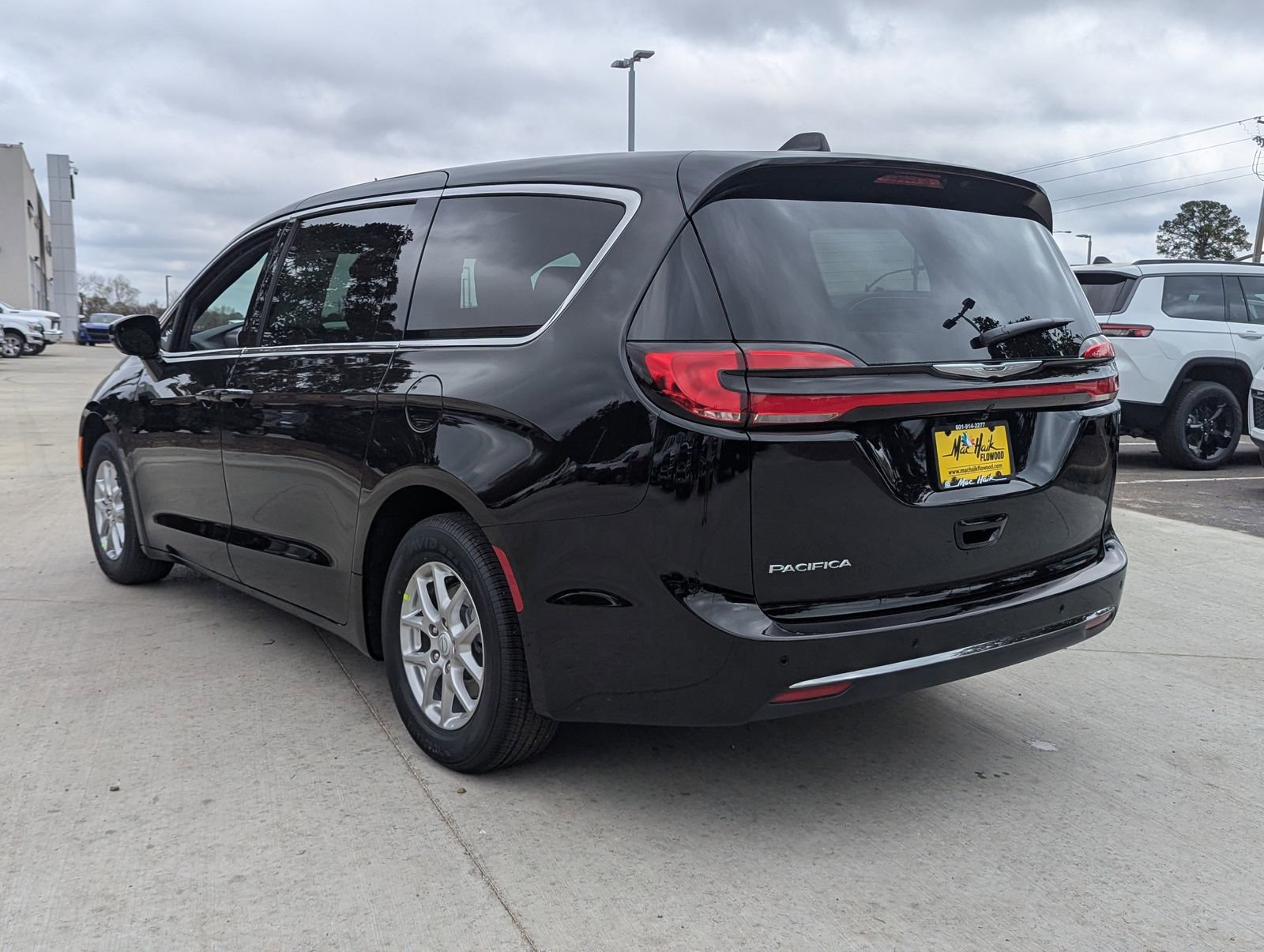 New 2026 Chrysler Pacifica Select image 1