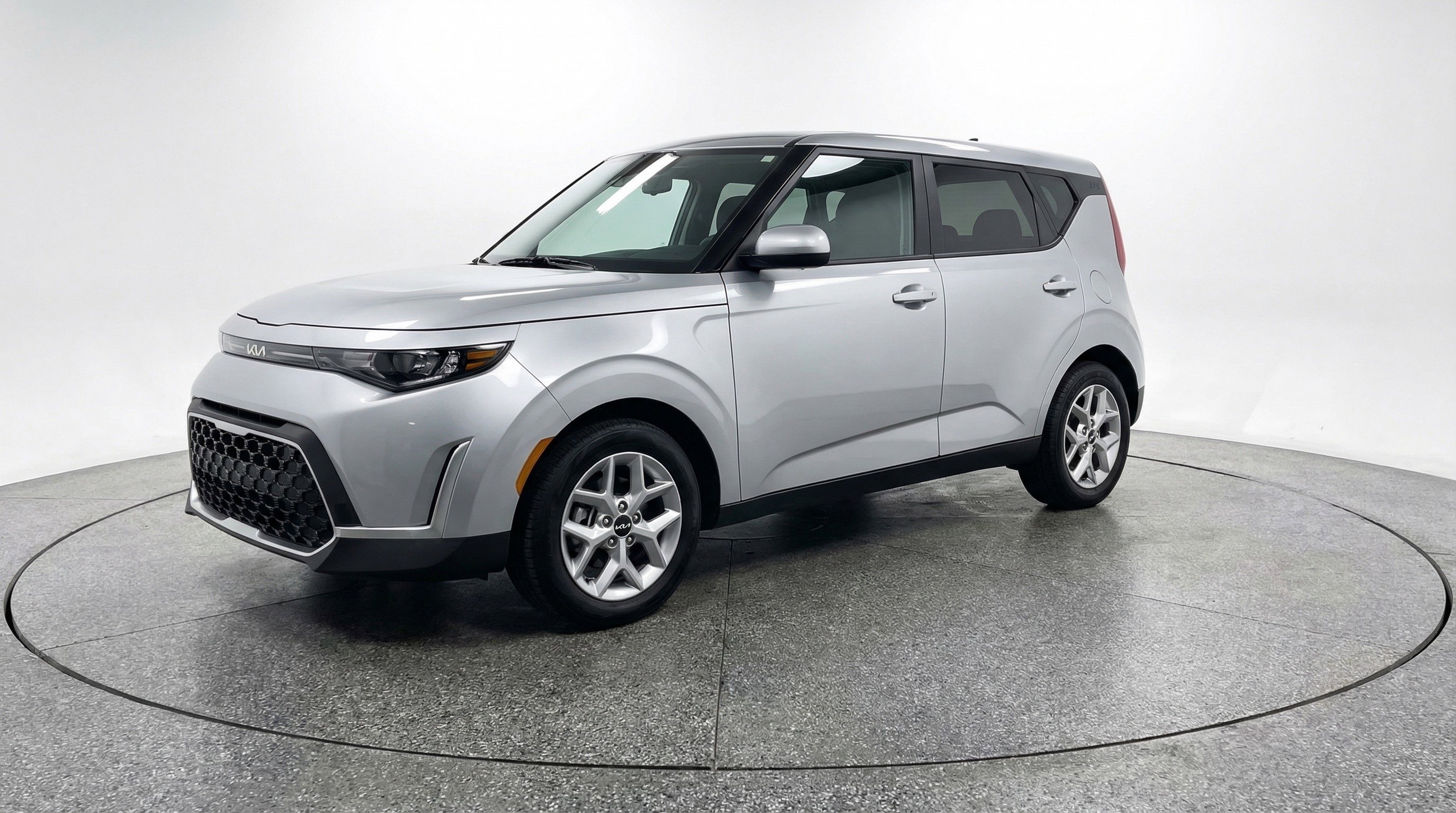 Used 2025 Kia Soul LX w/ LX Technology Package FWD image 3