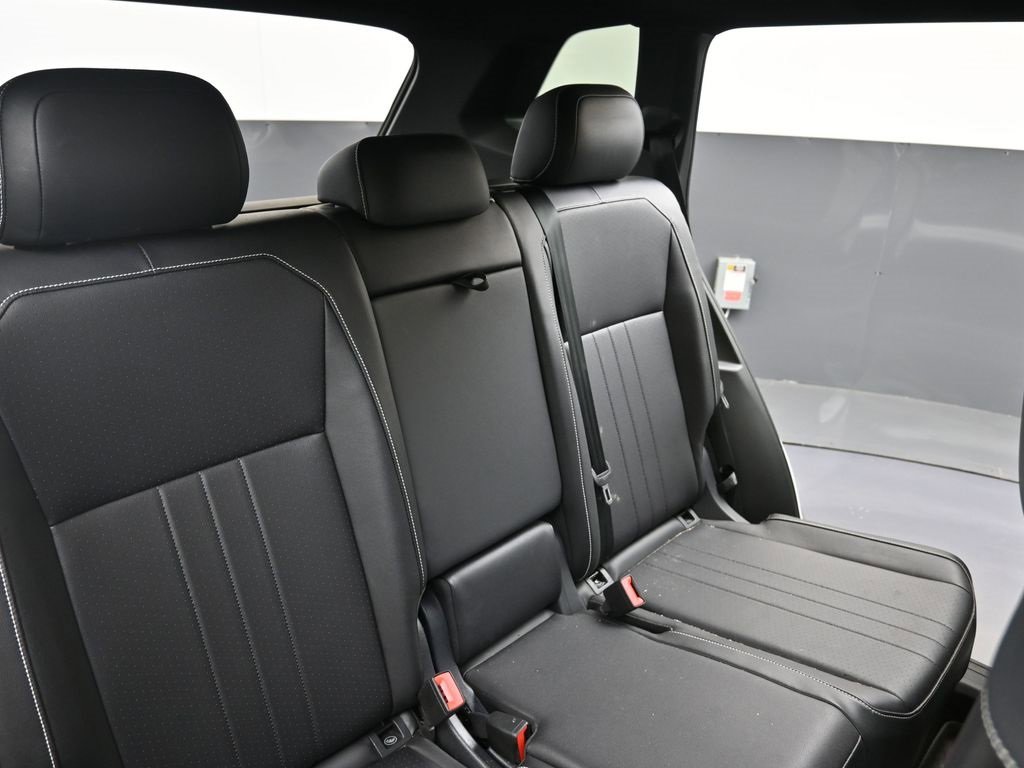 Used 2024 Volkswagen Tiguan SE R-Line image 16