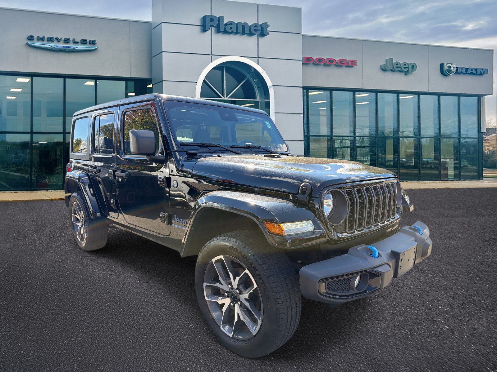 Used 2024 Jeep Wrangler Unlimited w/ Convenience Group AWD/4WD image 1