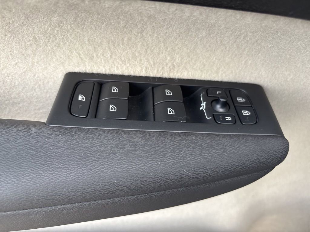 Certified 2023 Volvo XC40 B5 Plus w/ Protection Package AWD/4WD image 18