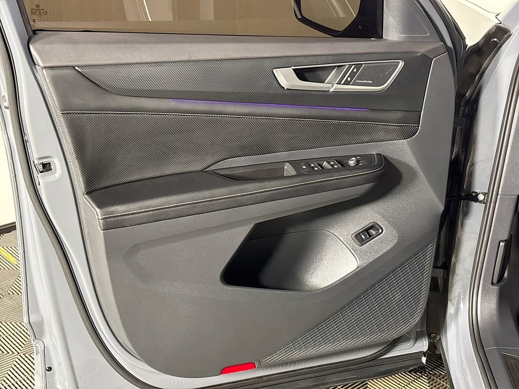 Certified 2024 Volkswagen Atlas Cross Sport SEL Premium R-Line image 9