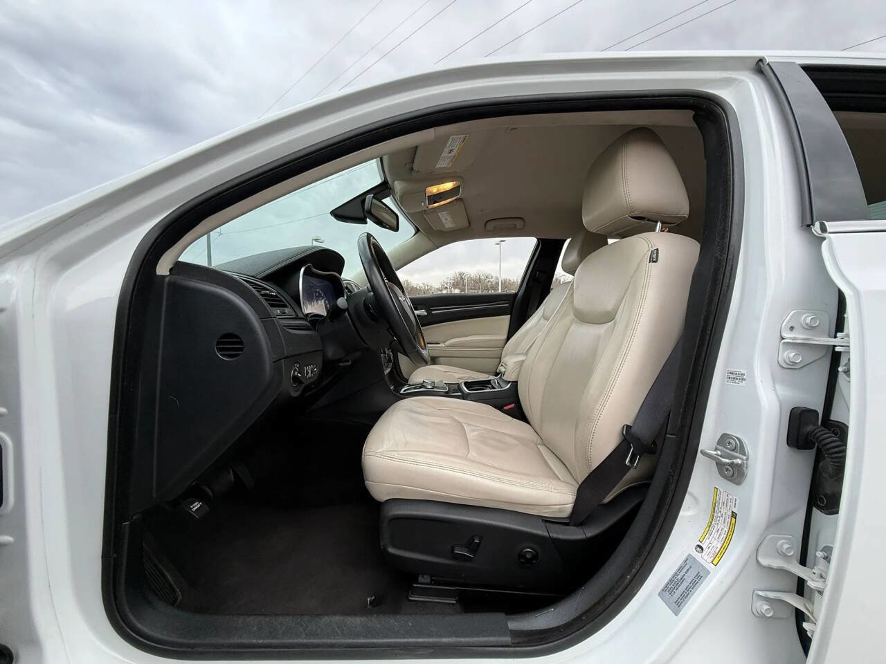 Used 2017 Chrysler 300 Limited image 7