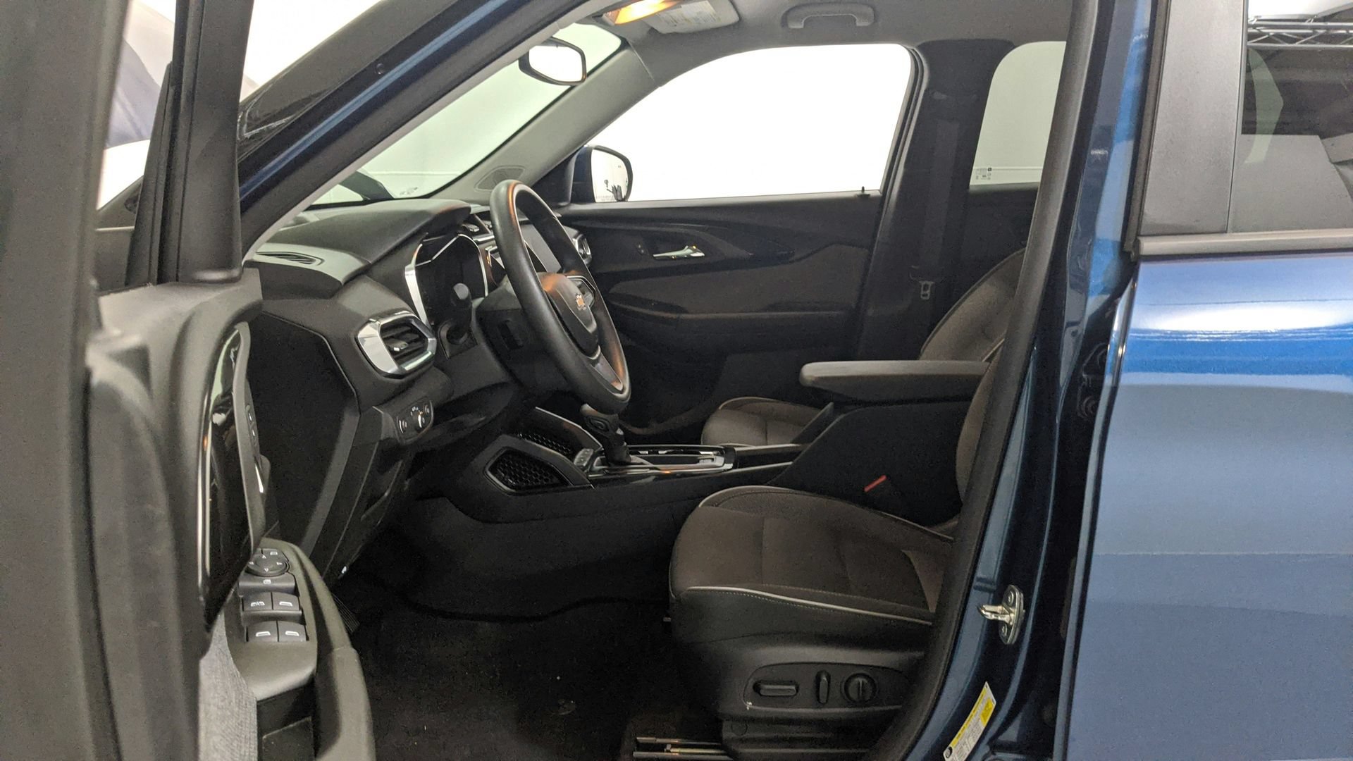 Used 2021 Chevrolet TrailBlazer LT w/ Convenience Package FWD image 33