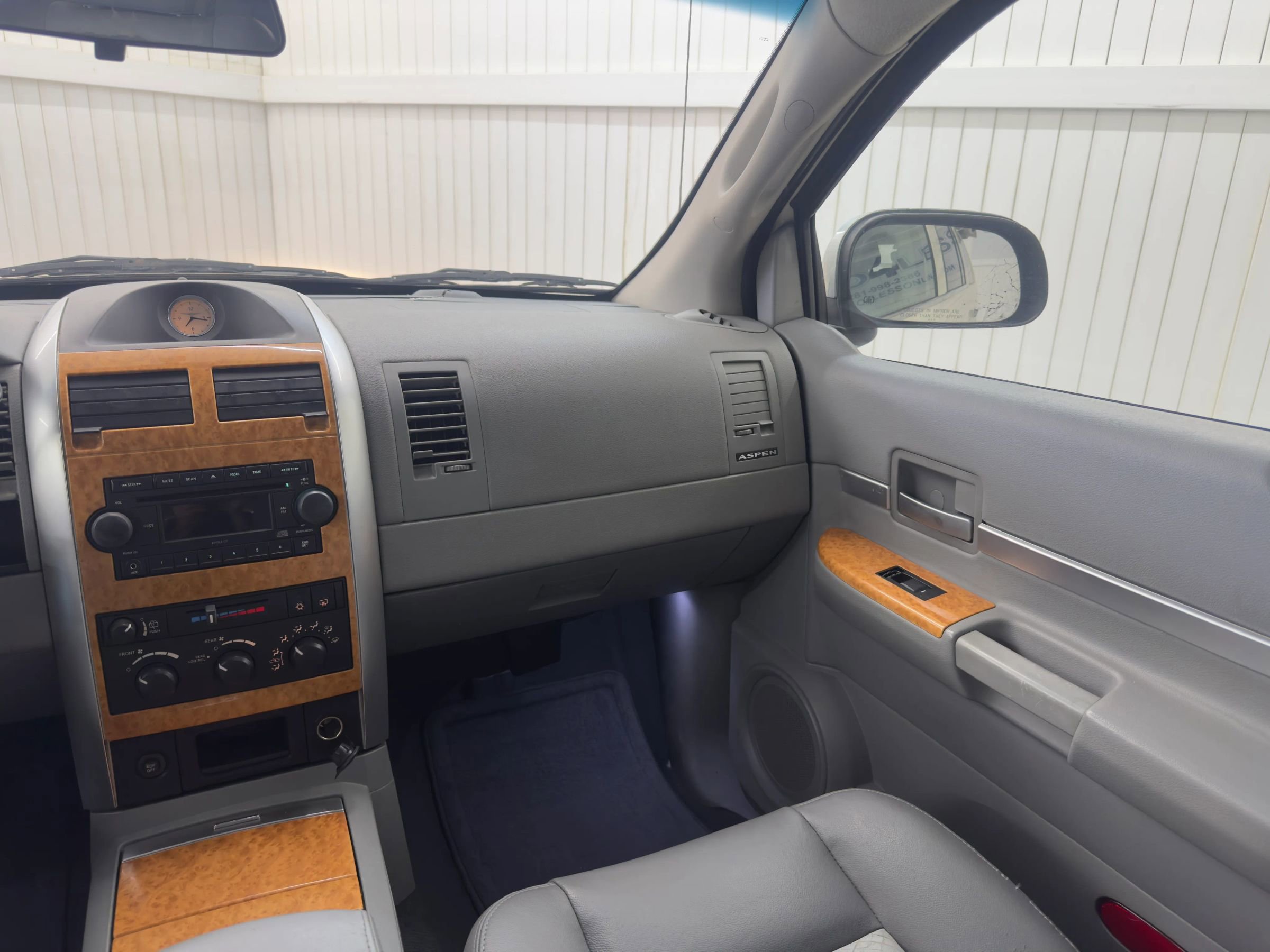 Used 2007 Chrysler Aspen Limited image 17