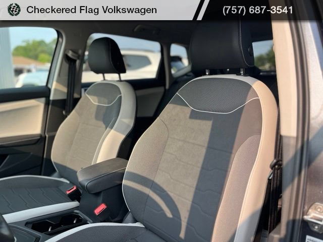 Certified 2025 Volkswagen Taos SE FWD image 19