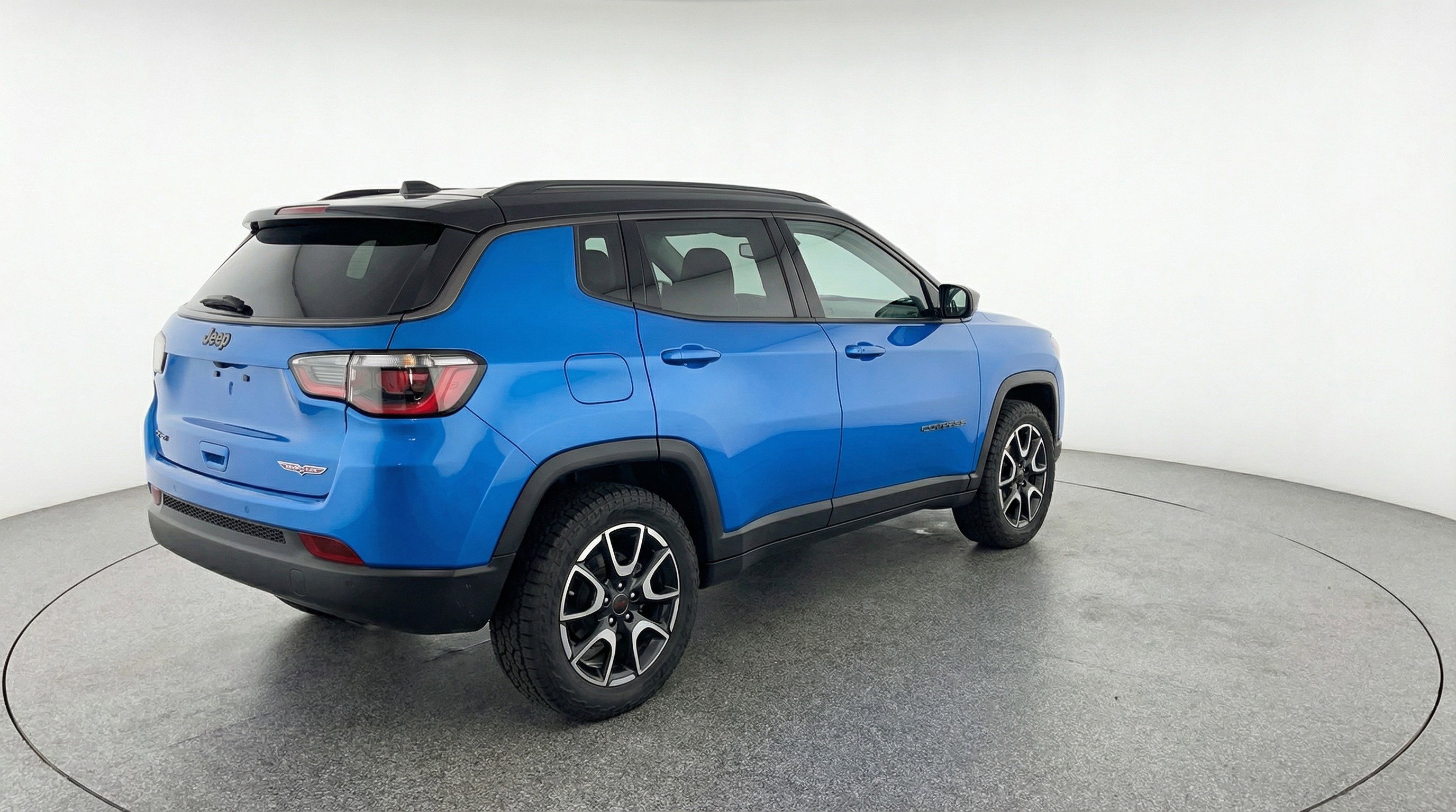 Used 2025 Jeep Compass Trailhawk image 9