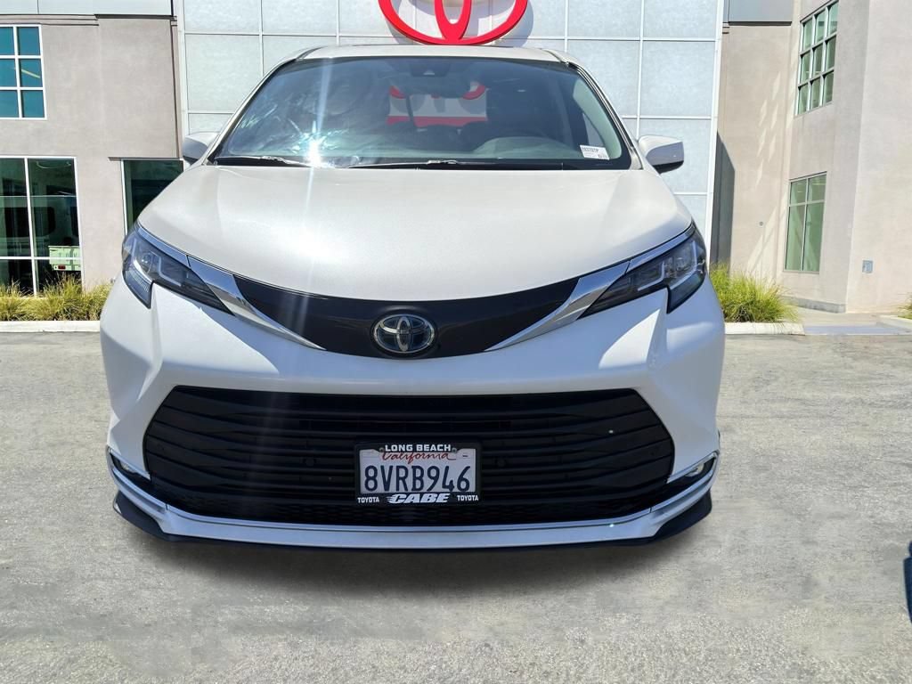 Used 2021 Toyota Sienna XLE FWD image 3