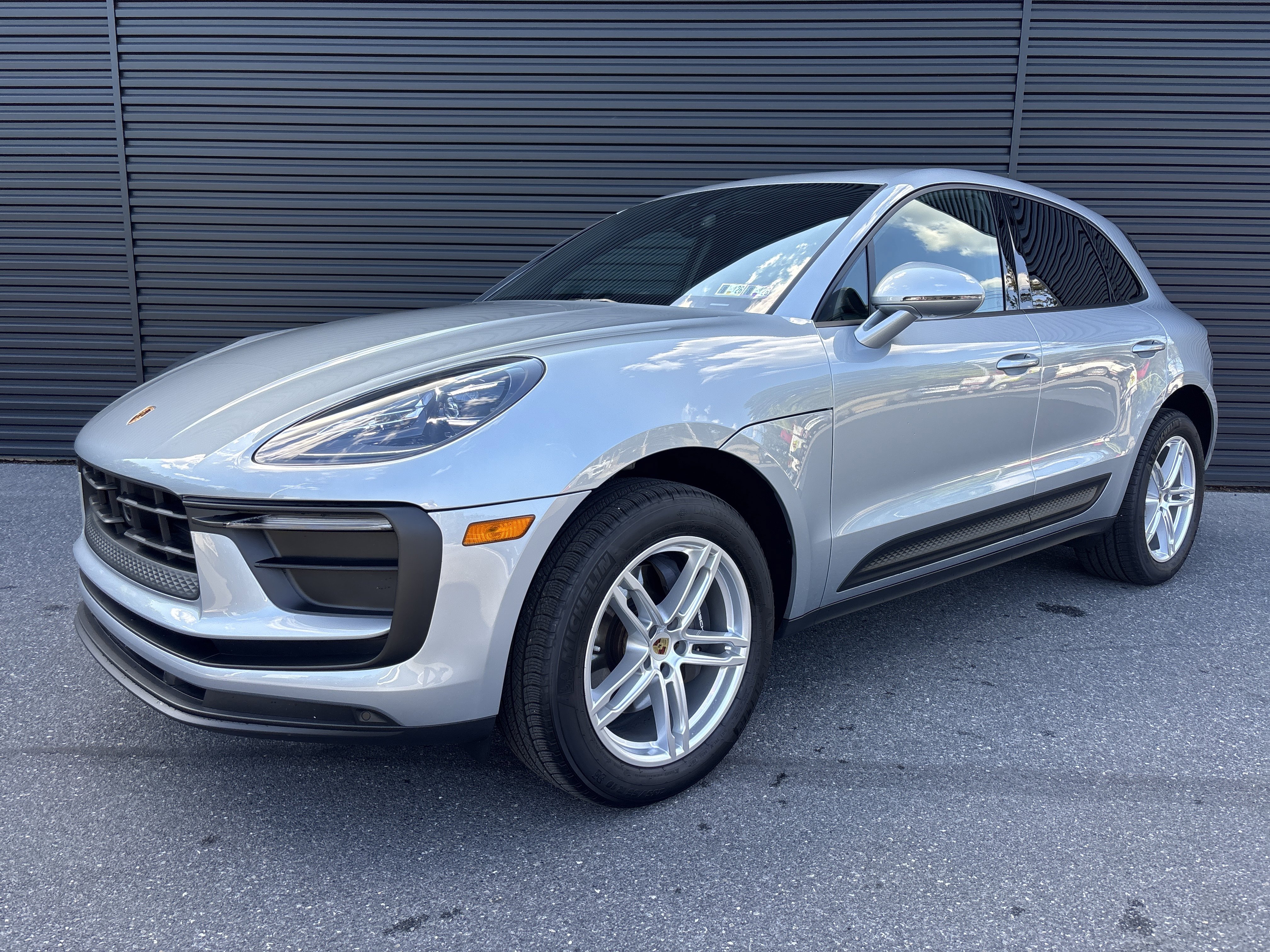 Certified 2025 Porsche Macan image 1