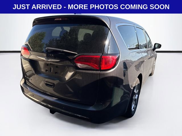 Used 2018 Chrysler Pacifica Touring Plus w/ Tire & Wheel Group FWD image 8
