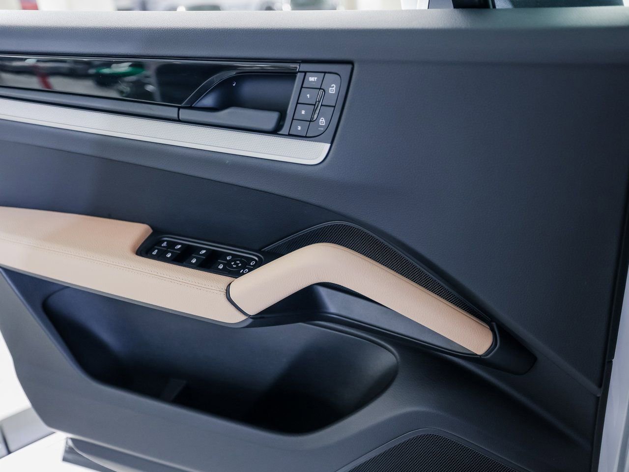 Certified 2025 Porsche Cayenne Coupe image 24