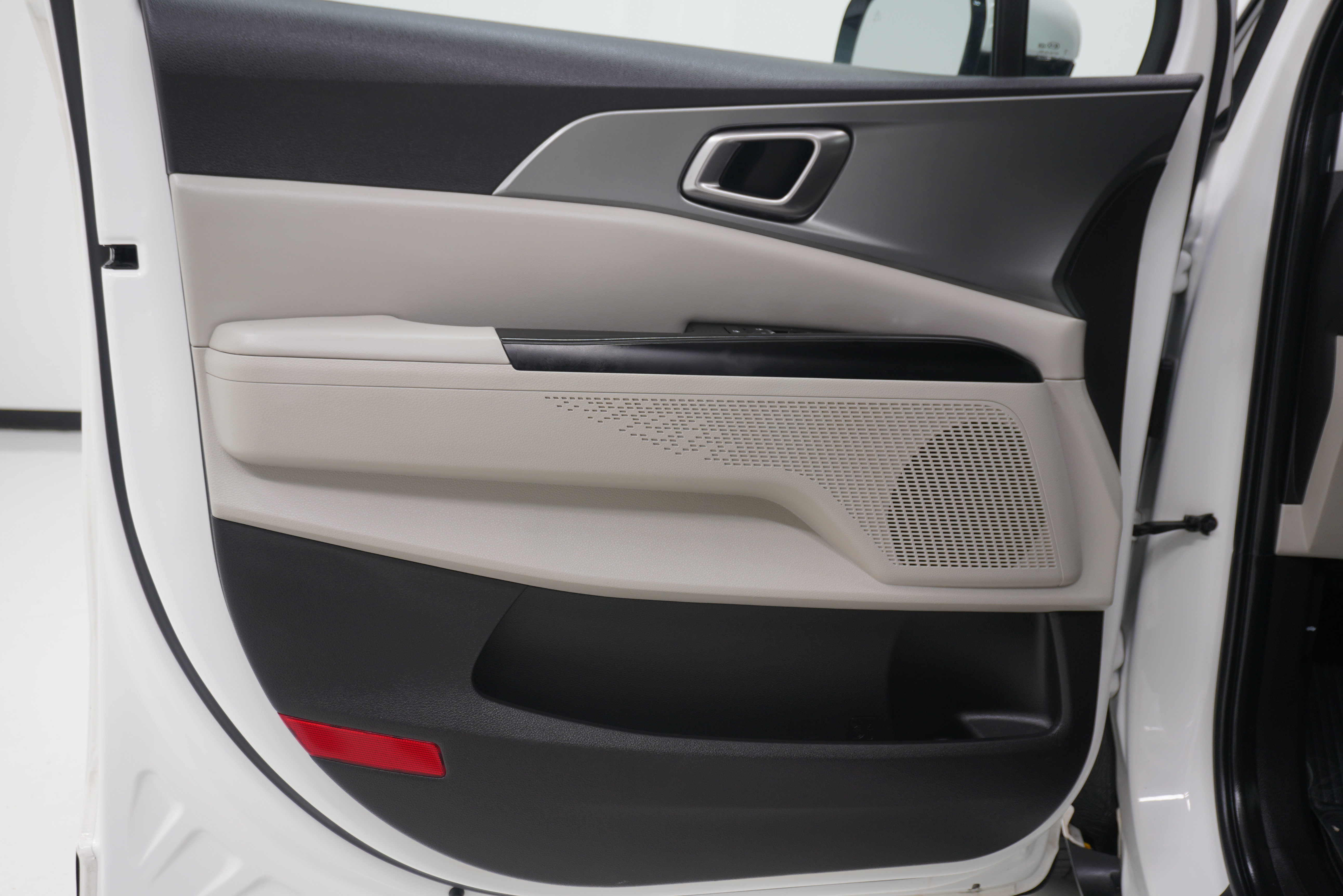 Used 2022 Kia Carnival LX FWD image 16